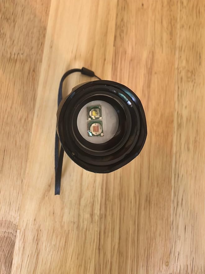 Rechargeable Red Light Flashlight， 2 in 1 White Lights and LED Red Light，2 Modes,Outdoor Variable Focus Portable Red Light Mini Flashlight.